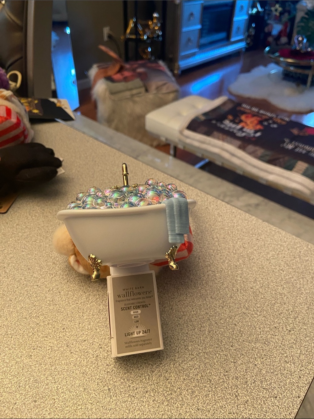 White Barn Wallflowers Bathtub Plug-in Air Freshener with Iridescent Bubbles